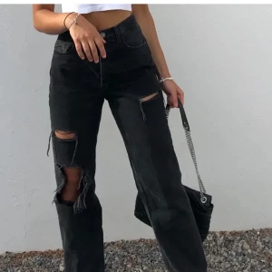 Zara Jeans - Jag funderar på att sälja dessa jeans.       Håliga, baggy jeans från Zara. Lånade bilder. Knappt använda. Fint skick. Köpta för 499. Kan frakta men fraktkostnad betalar köparen. Har bud på 620:-