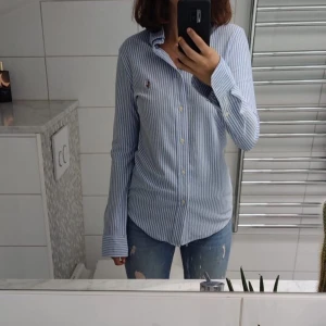 Ralph Lauren skjorta  - Ralph Lauren skjorta i väldigt skönt material som andas. Passar därför perfekt att ha på stranden över en bikini men lika bra till ett par jeans. 👕💙