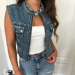 Jeansväst - En riktigt cool jeansväst, bra skick. Köparen står för frakten! 38 men passar även 34,36.‭