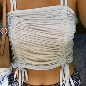 Linne - Så fint beigeaktigt linne från Bikbok i strl small! Har tyvärr aldrig kommit till användning då det inte riktigt är min stil, så den är som ny☺️ Man kan justera banden med hjälp av knytningen som ”går igenom” hela toppen, supersmart!😍 kan frakta för 90kr inkl frakt!