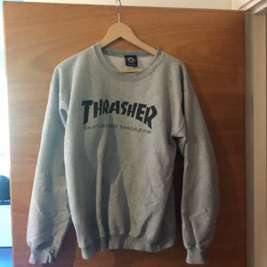 Thrasher sweatshirt - Säljer min thrasher tröja då ja nt använder den längre. Den är i storlek S, skicket är 7-10 skulle jag säga (kragen är utdragen och lite sprickor i trycket) men annars är den i bra skick. Möts upp i Sthlm annars så betalar köparen frakten 😁✌🏻