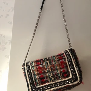 Stickad väska från Zara - Säljer min coola rutiga väska från zara, väl använd vilket har lett till en del slitningar på den men fungerar toppen! Superbra att ha till skolan! Pris går att diskutera! Frakt 63kr:)♡  
