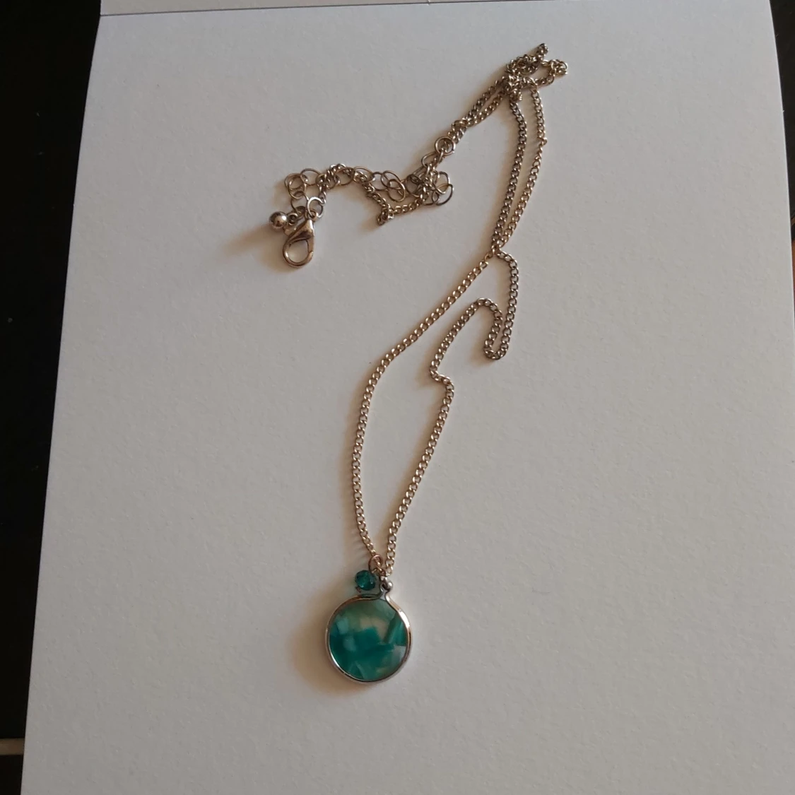 Halsband med Turkos berlock och sten