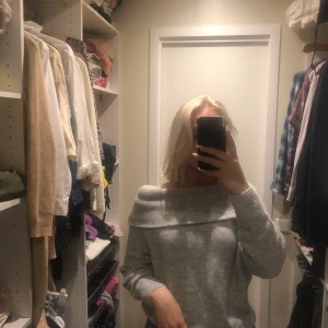 stickad off shoulder tröja  - en superfin stickad tröja köpt på hm för cirka ett år sedan, använt den max 5 tillfällen och är i superfint skick inga skador, fläckar eller liknande❤️ den är storlek XS men skulle säga att den sitter som S och skulle säkert passa M också