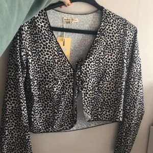 Topp VERGEGIRL - En så snygg topp från VERGEGIRL. Tog flera månader att få hem den, och kostade massor av tull och moms. Leopard mönstrad med knyte framtill. 