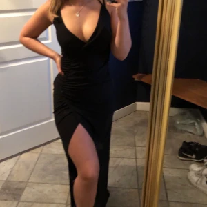 Svart maxiklänning strl 36 - Aldrig använd maxiklänning. Till och med lappen är kvar. Köpte den från boohoo till min bal förra året men det va inte min stil. Kan mötas upp i Göteborg annars står köparen för frakten.