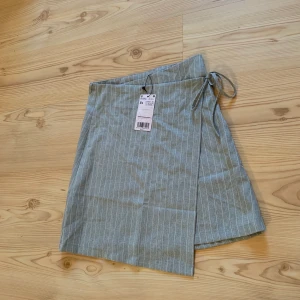 Mango kjol - Helt ny & oanvänd från Mango. Prislappen finns kvar. 