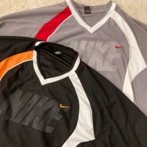 Nike T-shirts  - Jag lägger ut dessa coola Nike T-shirts igen då det var flera som budade men som aldrig köpte. De passar S-XL beroende på hur man vill att de ska sitta. Tröjorna kostar 200kr st. Frakt tillkommer 63kr (spårbart)🥰