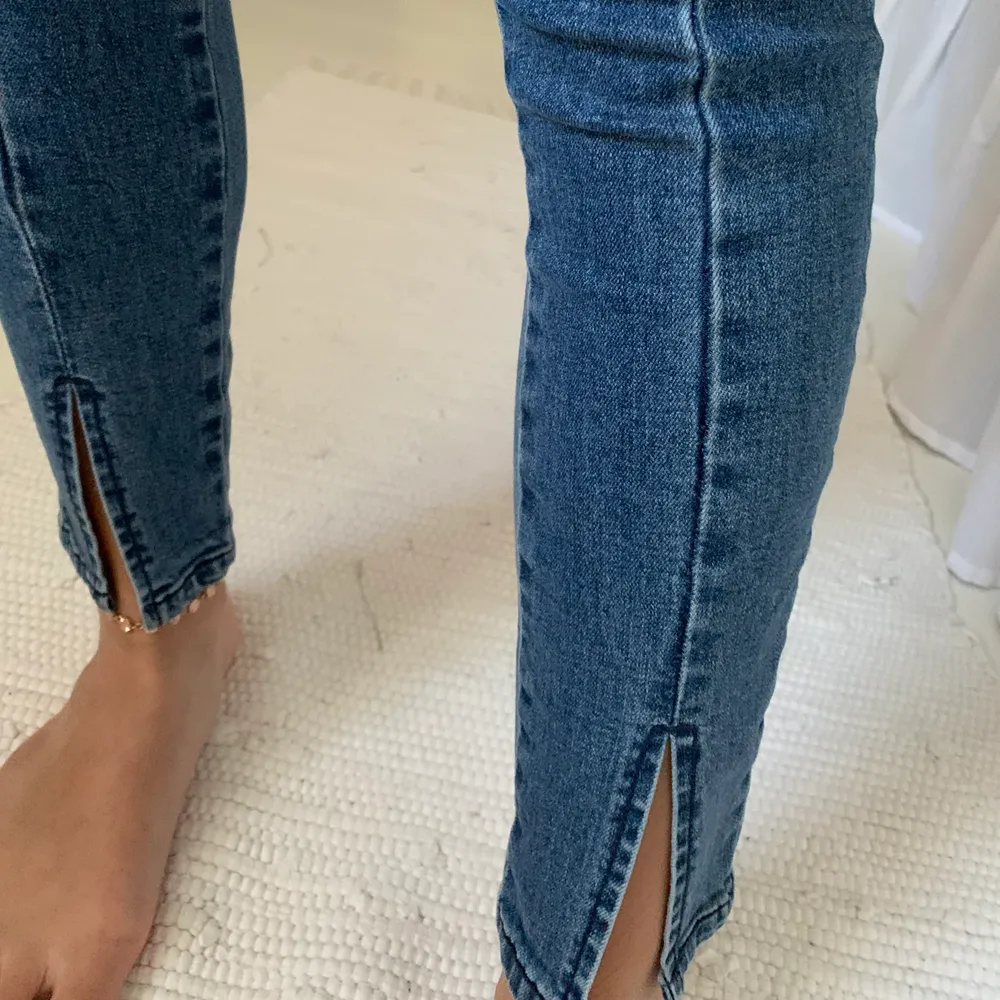 Sjukt snygga jeans med slits nedtill från NAKD  , använda endast 1 gång tyvärr. Säljer då de ej kommer till användning och blivit för små! (Frakt inräknat) . Jeans & Byxor.