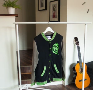  - Drop dead bombar jacka. Använd, men i bra skick. Från en väldigt gammal kollektion och säljs inte längre. Svår att få tag på. 