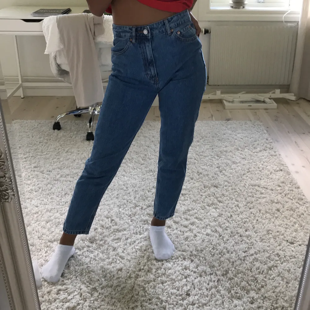 Jeans från Pull&Bear som tyvärr inte kommer till någon använding längre. Har använts väldigt sällan och är så gott som nya i skicket! Jag är en och 166 cm lång 🦋🧚🏼‍♀️. Jeans & Byxor.