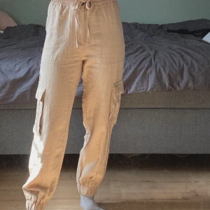 Beiga cargo pants  - Säljer dessa coola beiga cargo pants från Zara i storlek xs men funkar bra för er med s också, 70 cm i innerbenet och modellen är 169 cm, ordinarie pris 399kr frakt tillkommer buda i kommentarerna✨😚💜