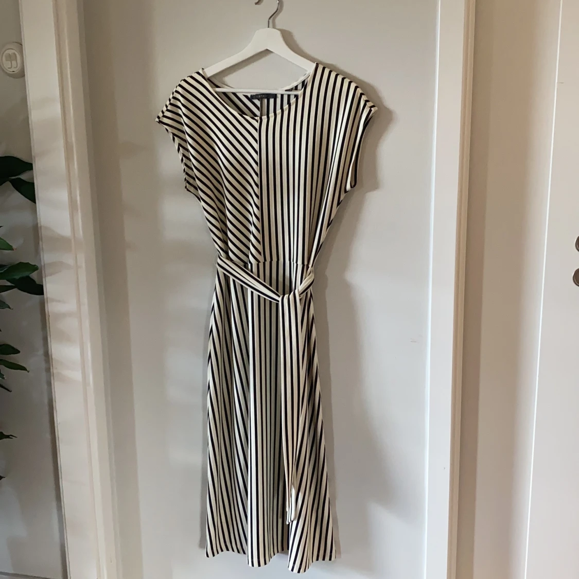 Stilren randig klänning