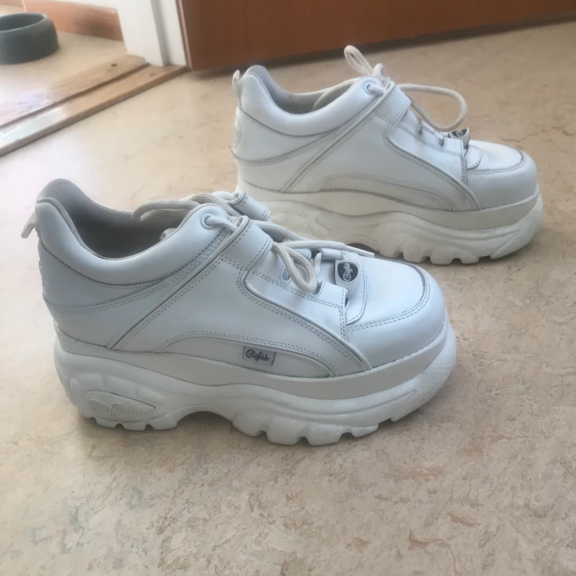 Buffaloskor vita låga stl 39