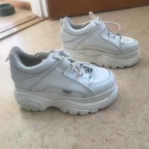 Buffaloskor vita låga stl 39 - Använda men i bra skick!