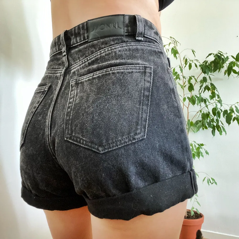 Ett par svarta stentvättade shorts från Monki. Storlek 26, passar alltså en 36a. 100% bomull. I fint skick.. Shorts.