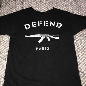 Defend Paris T-shirt i mycket fint skick. 