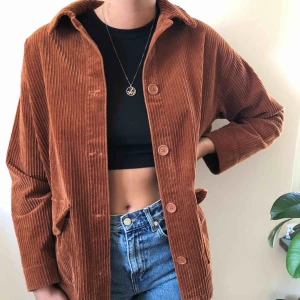  - Jacka i Manchester som man kan styla på olika sätt.