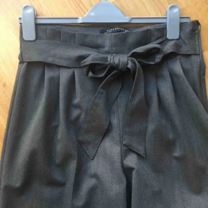  - Paperbag byxa i tungt material, helt nya (köpta på rean). Hänger väldigt fint.