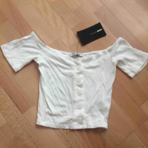  - Vit off shoulder crop top från Fashion Nova. Aldrig använd. Storlek XS 
