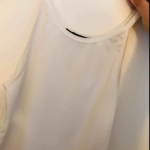  - Ett vitt ribbat linne. Aldrig använt. Strl L men passar även S då den är tight men stretchig  Köpare står för frakt
