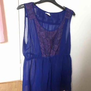  - Jättefin blus med åtdragsbara band vilket framhäver midjan mer! 💁‍♀️ Använd 1-2 gånger bara, då den är för stor för mig. Superfin färg! Köparen står för frakt, kan även mötas upp i Stockholm/Uppsala eller Dalarna. 
