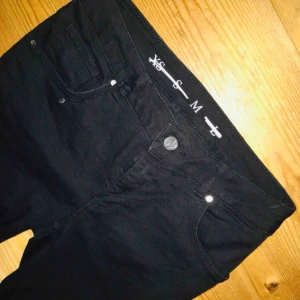  - Jeans från Bik Bok Strl M. Nypris 699. aldrig använda då jag är för kort för dem.