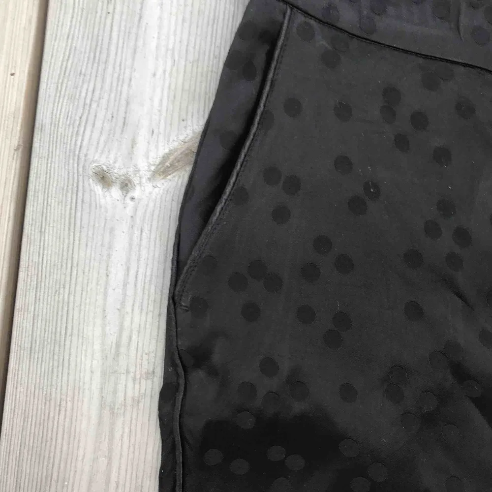 Jätte coola kostymbyxor ifrån H&M i siden liknande material med svarta prickar och snygga detaljer på sidan🥰. Jeans & Byxor.