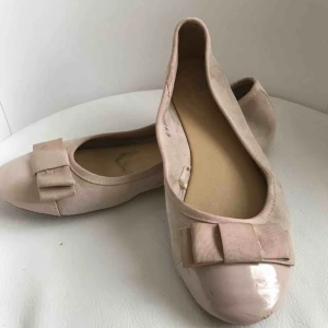  - Rosa ballerinor i begagnat skick. Säljer pga att jag slutat använda dem. I övrigt väldigt bekväma och lätta att matcha. Köpare står för frakten