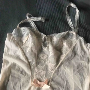  - Vintage nattlinne i ljusrosa, lite genomskinlig i tyget. Jättefint men passar inte mig så har inte använts! Kan mötas i Göteborg eller Kungsbacka, kan skicka om man betalar frakt!