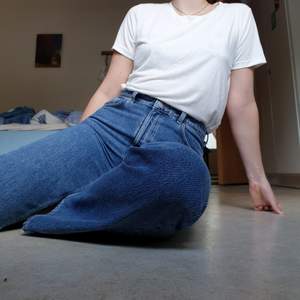 VOYAGE jeans från weekday!! HÖGmidjade och raka med något vida ben! Fint skick och inga skavanker. Tyvärr för stora i midjan för mig, dock bra längd (är 176). Superfina! Frakt tillkommer.