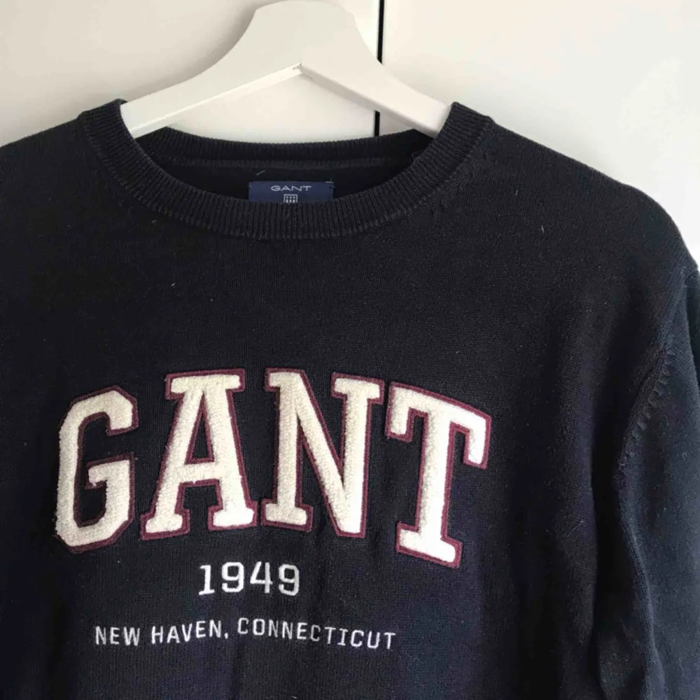 Snygg marinblå stickad Gant tröja i väldigt bra skick, herrmodell. Eventuell frakt tillkommer.. Tröjor & Koftor.