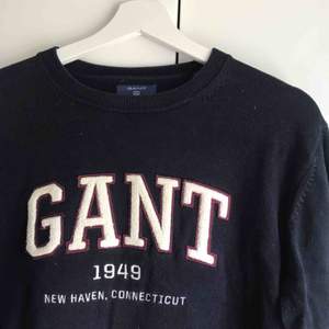 Snygg marinblå stickad Gant tröja i väldigt bra skick, herrmodell. Eventuell frakt tillkommer.