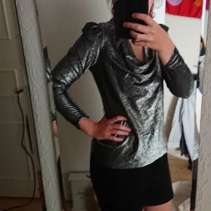  - Skitcool topp, glittrig, vintage. Frakt tilläggs. 