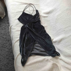  - Grå velvet klänning.  Har haft på mig någon gång.  Pris kan förhandlas. 