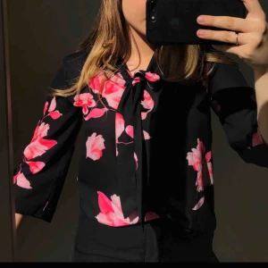  - Blus med blommigt mönster✨⭐️💗