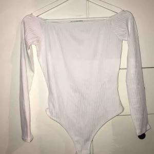  - Jättefin off-shoulder body. Endast testad då den är för liten för mig  Pris kan diskuteras då jag vill bli av med den fortast möjligast Köparen står för frakten