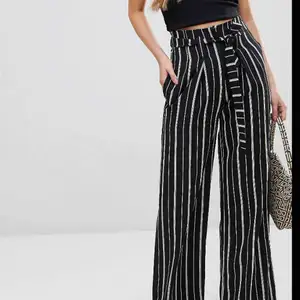 Byxor från Boohoo köpta på asos. Orginalpris: 263kr. Väldigt stretchiga och har högmidja! Riktigt bekväma, tyvärr så är mina ben omänskligt korta så thats why dom säljs): Finns även ett band man ska ha i midjan på dom. Aldrig använda.