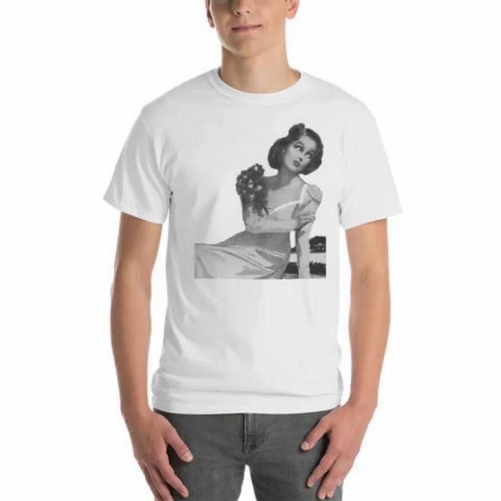 T-Shirt av bra kvalitet med svartvitt tryck. T-shirts.