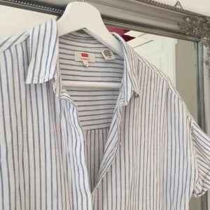  - SÅ fin skjorta från levis som är köpt här på Plick men aldrig använd då den är lite för tight i armarna😢 Frakt tillkommer🌸