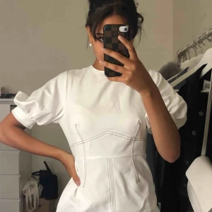  - Vit klänning med kontrastsömmar, från Asos.  Säljer pga liten Mötes upp i Uppsala annars frakt
