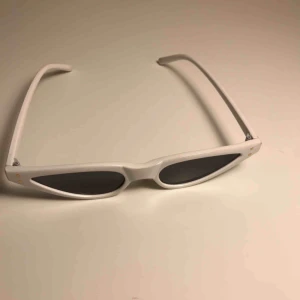  - Vita solglasögon.  Har använt en gång.  Pris kan förhandlas. 