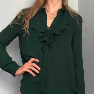  - En fin mörkgrön blus från ZARA. Använd 1-2 ggr. 