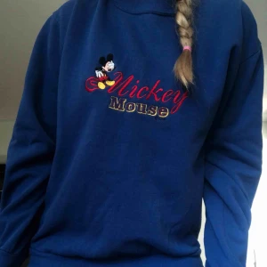  - Tjocktröja med Mickey Mouse motiv!💓