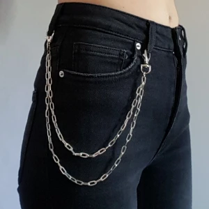  - Silvrig byxkedja. Fraktkostnad blir 18kr.