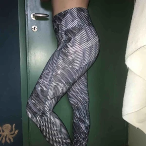  - Ett par tajta träningsbyxor, frakt får du betala om du inte kan mötas upp. :) 