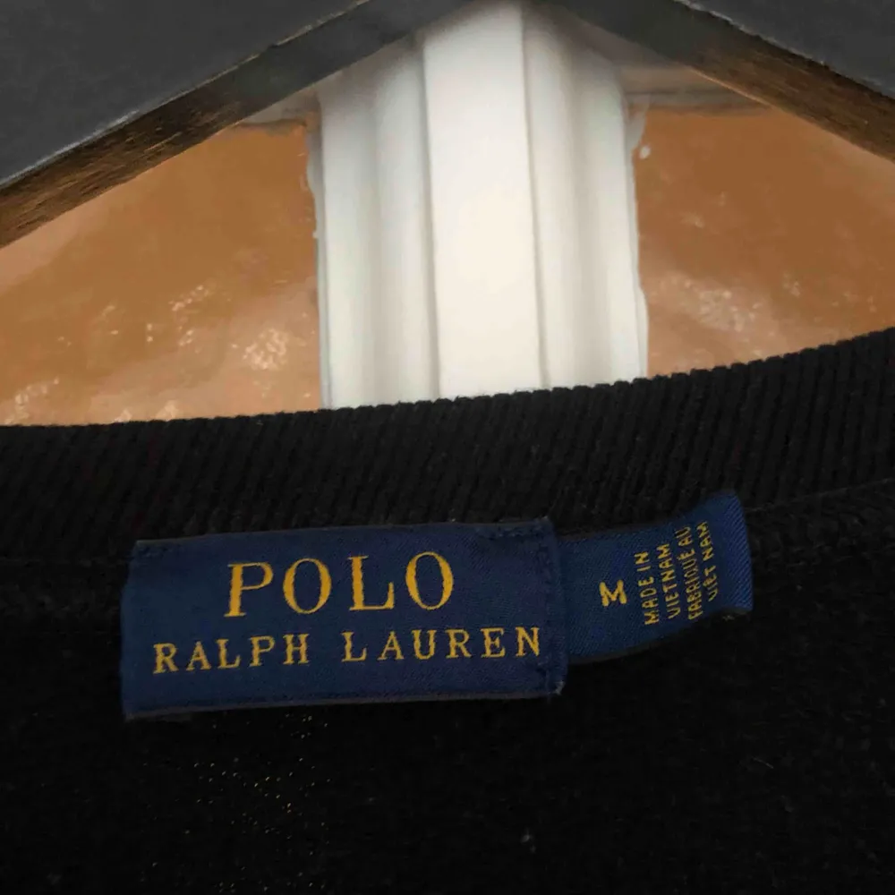 Säljer min snygga Ralph Lauren tröja, pga kommer ej till användning! . Tröjor & Koftor.