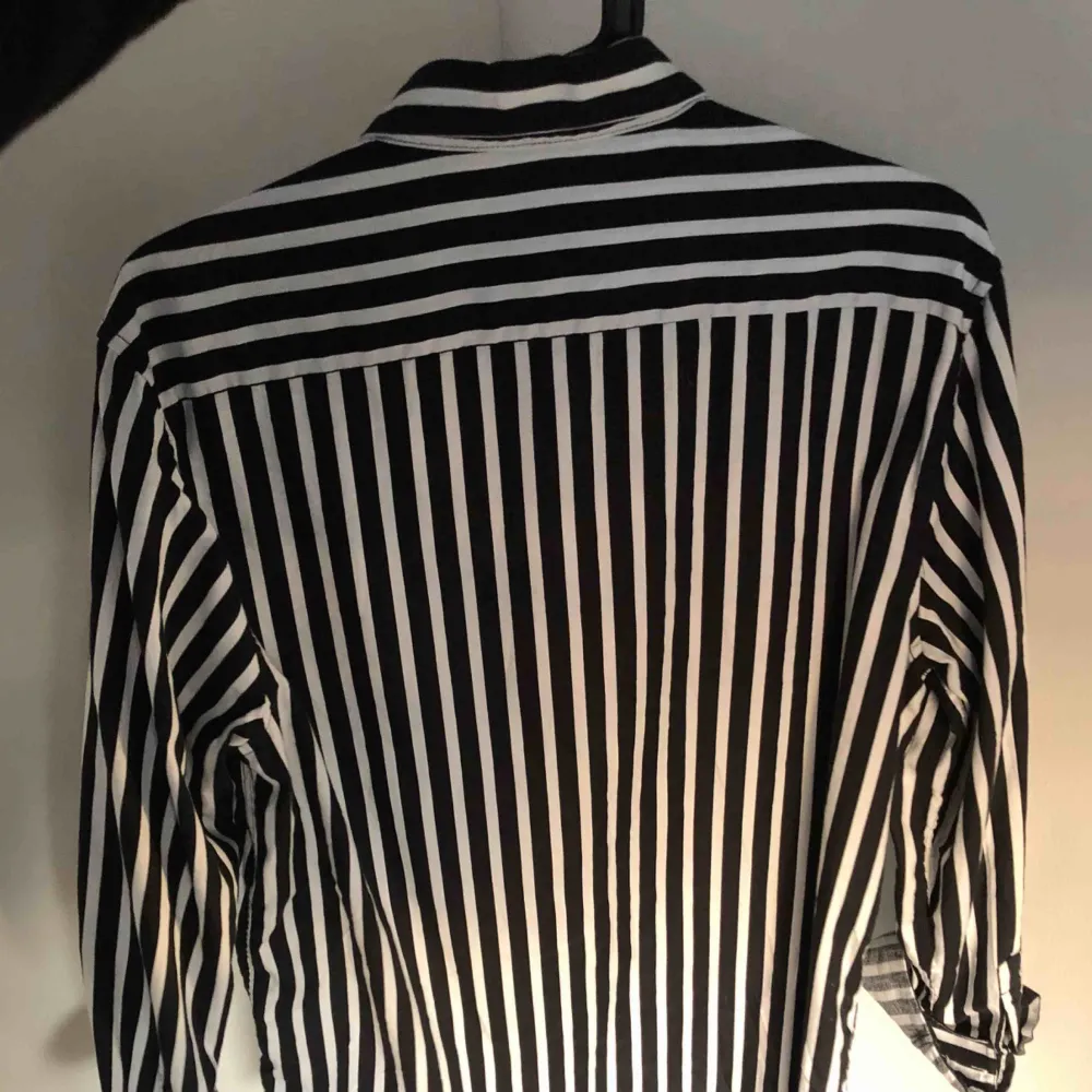 Snygg skjorta från H&M, knappt använd. Är i strl S men är oversized i storleken. 100 kr + frakt. Skjortor.