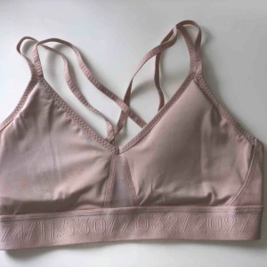  - Sport-bh från H&M. Den är ljusrosa och jättefin på. Genomskinligt tyg ”i klyftan” och likadant i ryggen.  Aldrig använd pga för liten.
