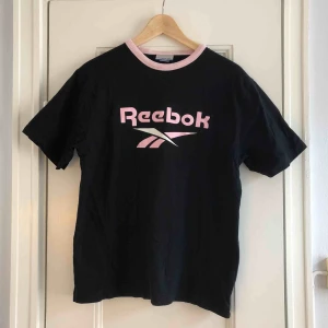  - En t-shirt från Reebok. Storlek small/36, damstorlek. Skick: 7.5/10. Levereras nytvättad. Finnes på Södermalm, Stockholm. Kan postas men då står Du för frakten, (42kr). Mvh Marija & Nugget